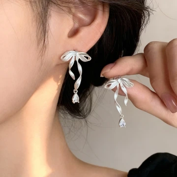 黑色領結山茶花&times;吊墜耳環.avif