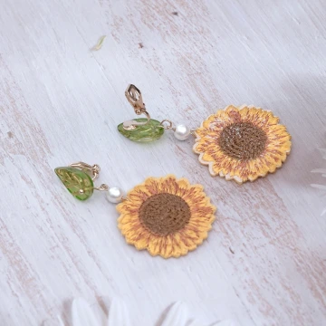 彗星繞星星&times;不對稱吊墜耳環.avif