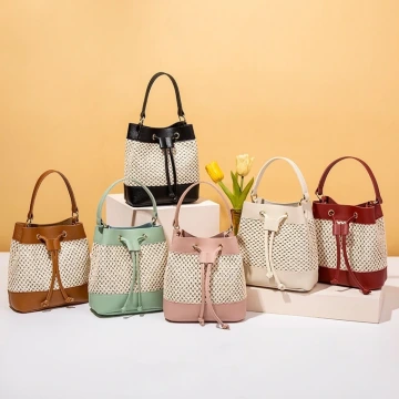 荔枝紋小圓包&times;斜背包&times;黑色.avif