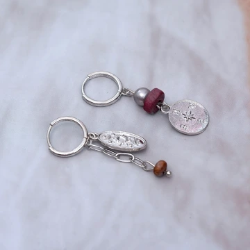 撞色復古小花&times;不對稱後掛式吊墜耳環.avif