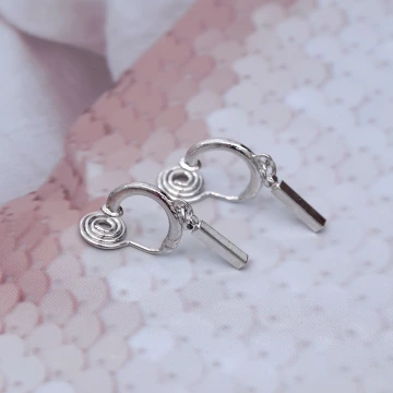 十字纏繞晶鑽&times;吊墜耳環.avif