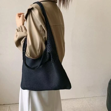 素色拼接鏤空針織&times;肩背包&times;黑色.avif