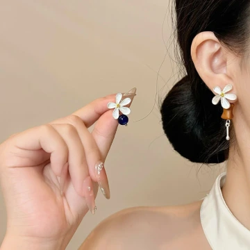 十字纏繞晶鑽&times;吊墜耳環.avif