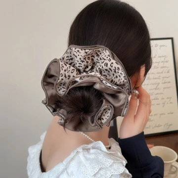 碎花蕾絲花邊&times;大腸髮束.avif