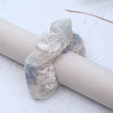 碎花蕾絲花邊&times;大腸髮束.avif