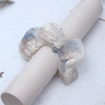 碎花蕾絲花邊&times;大腸髮束.avif