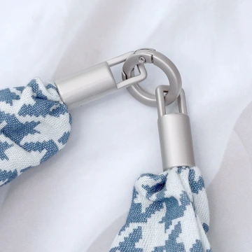 棕咖星星豹紋毛球&times;手機腕帶掛繩.avif